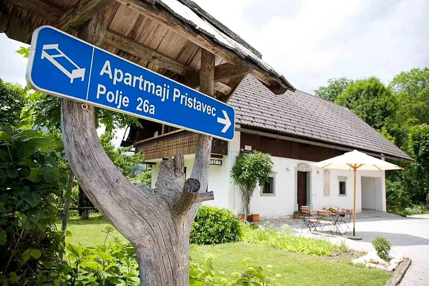 Modra tabla Apartmaji Pristavec, Polje 26a, ob cesti pred hišo