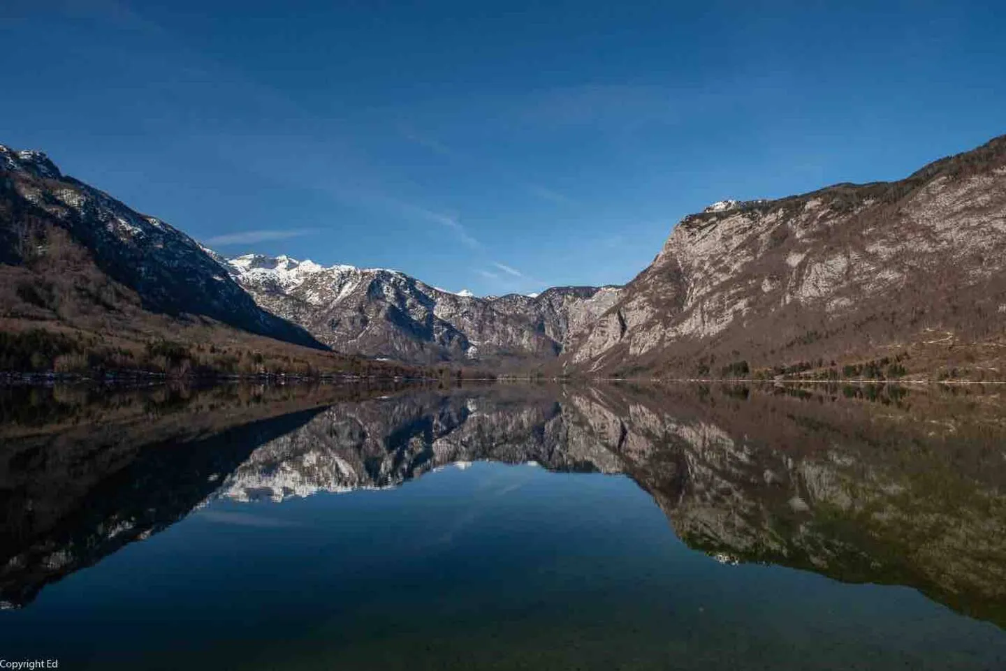 Gore se zrcalijo v mirnem Bohinjskem jezeru