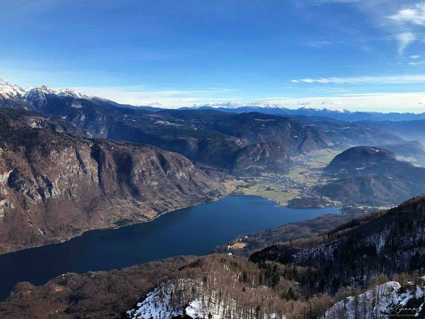 Zasneženi vrhovi nad Bohinjsko dolino in jezerom