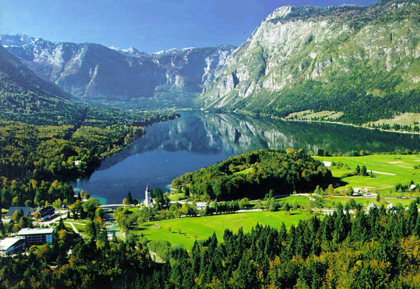 Bohinjsko jezero od zgoraj, s cerkvico in gozdom ob vzhodnem bregu