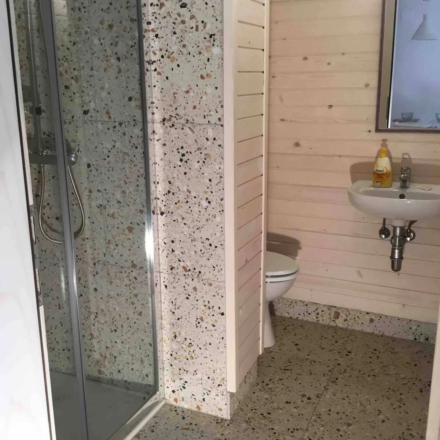 Kopalnica s tušem in lesenimi stenami
